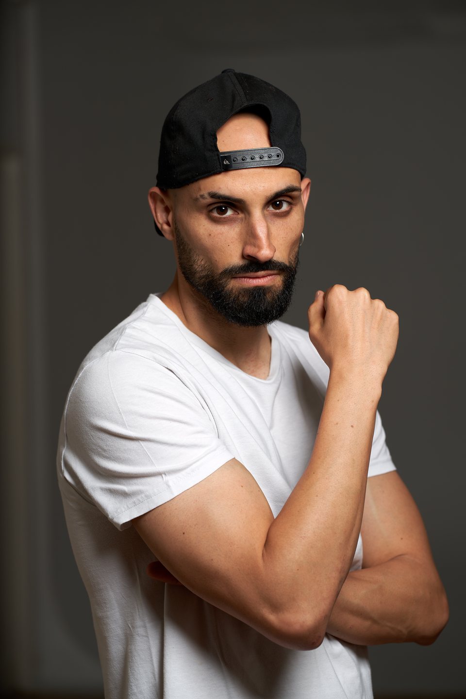 Gorra del revés y camiseta blanca