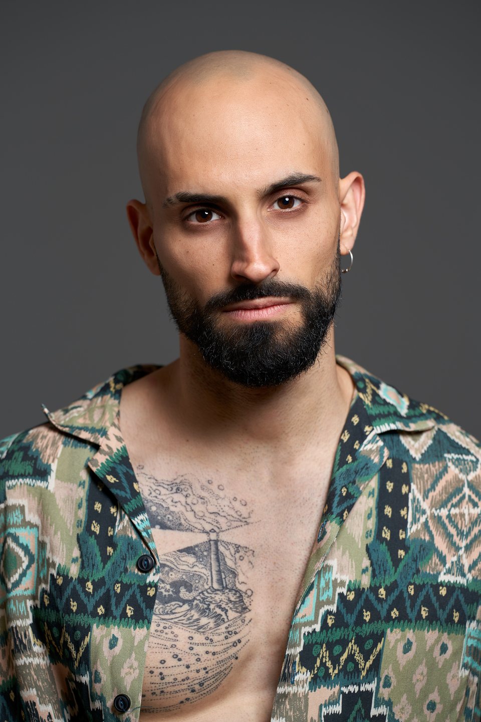 Camisa estampada abierta, mirada a cámara
